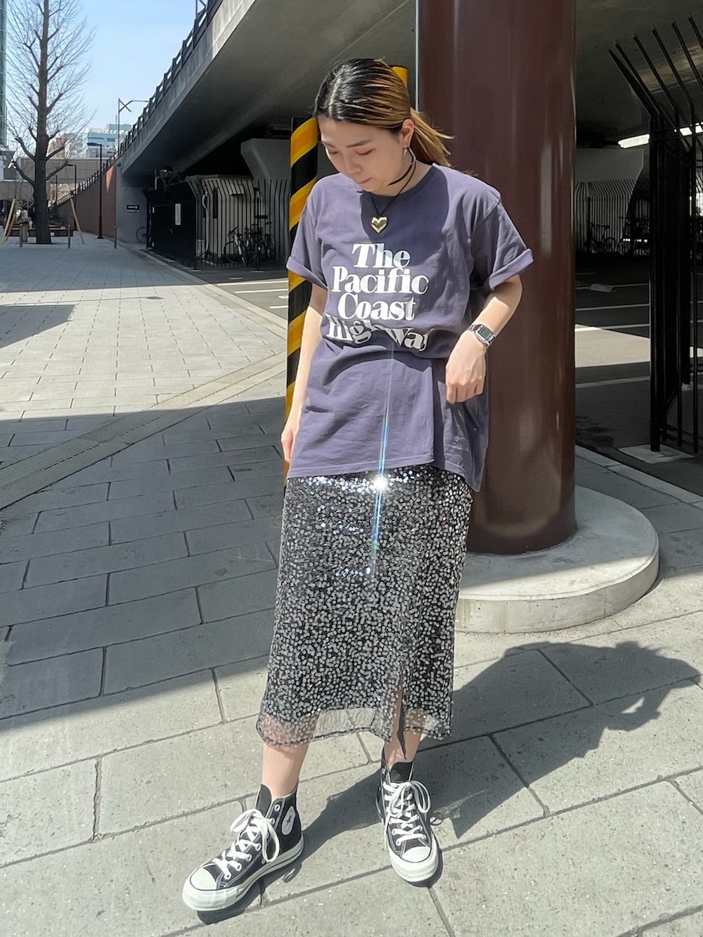 ブルー系のTシャツ/カットソー、ブラック系のスカート、ゴールド系のネックレスを着用したレディースの春コーディネートの2枚目の写真