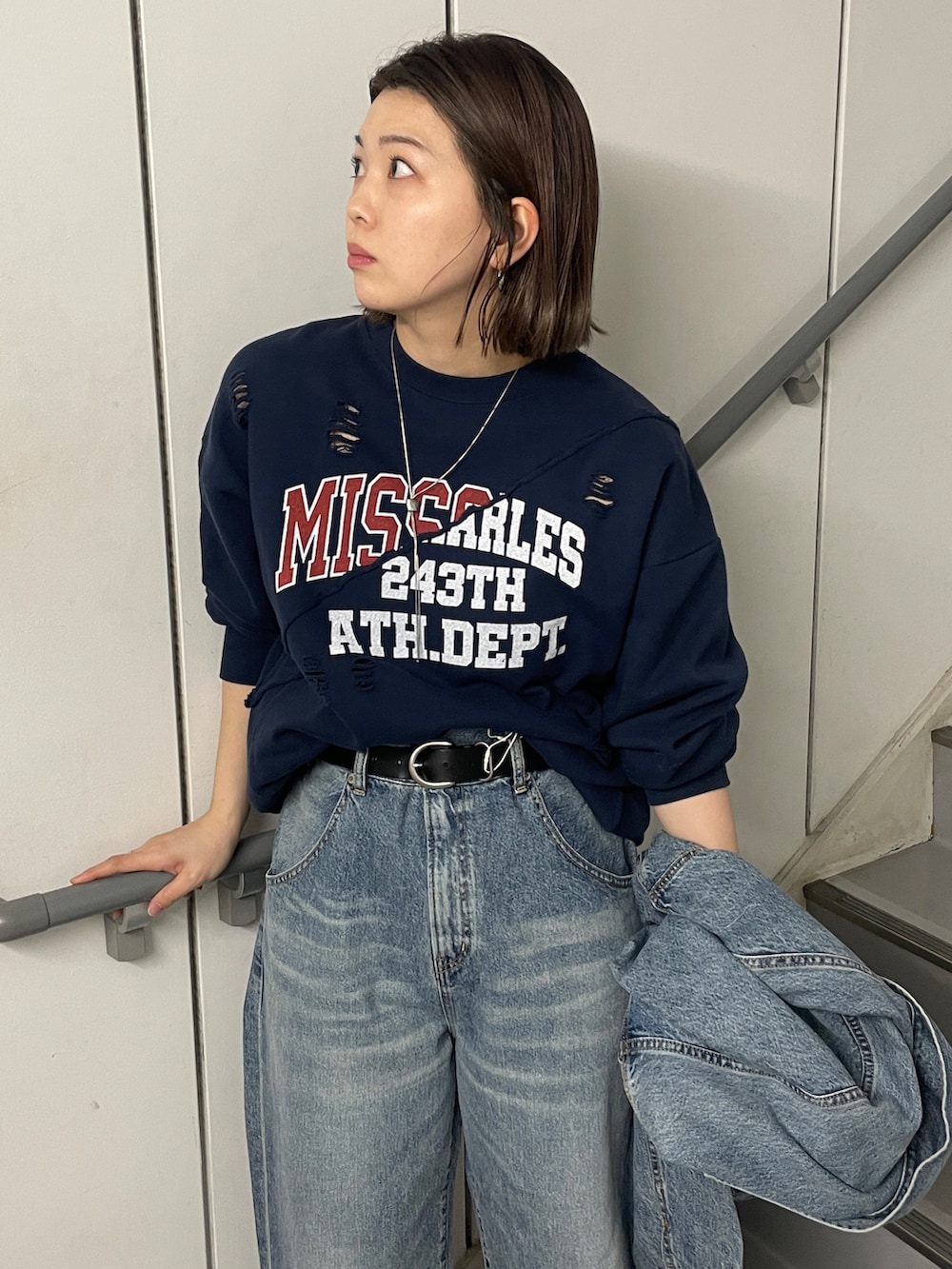 ブルー系のデニムパンツ、ブルー系のデニムジャケット、ブルー系のスウェットを着用したレディースの冬コーディネートの4枚目の写真