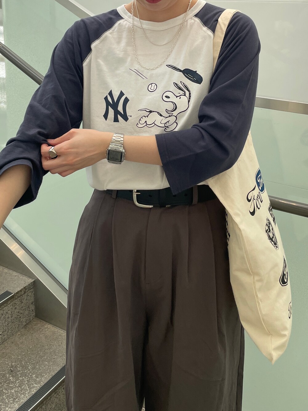 ブルー系のTシャツ/カットソー、ホワイト系のトートバッグ、グレー系のチノパンツを着用したレディースの夏コーディネートの4枚目の写真