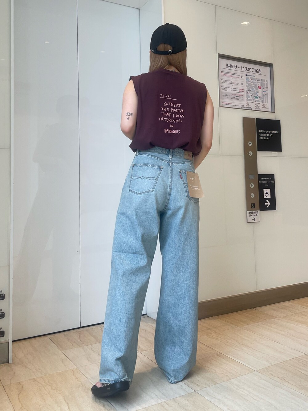 ブラウン系のTシャツ/カットソー、ブルー系のデニムパンツを着用したレディースの夏コーディネートの3枚目の写真