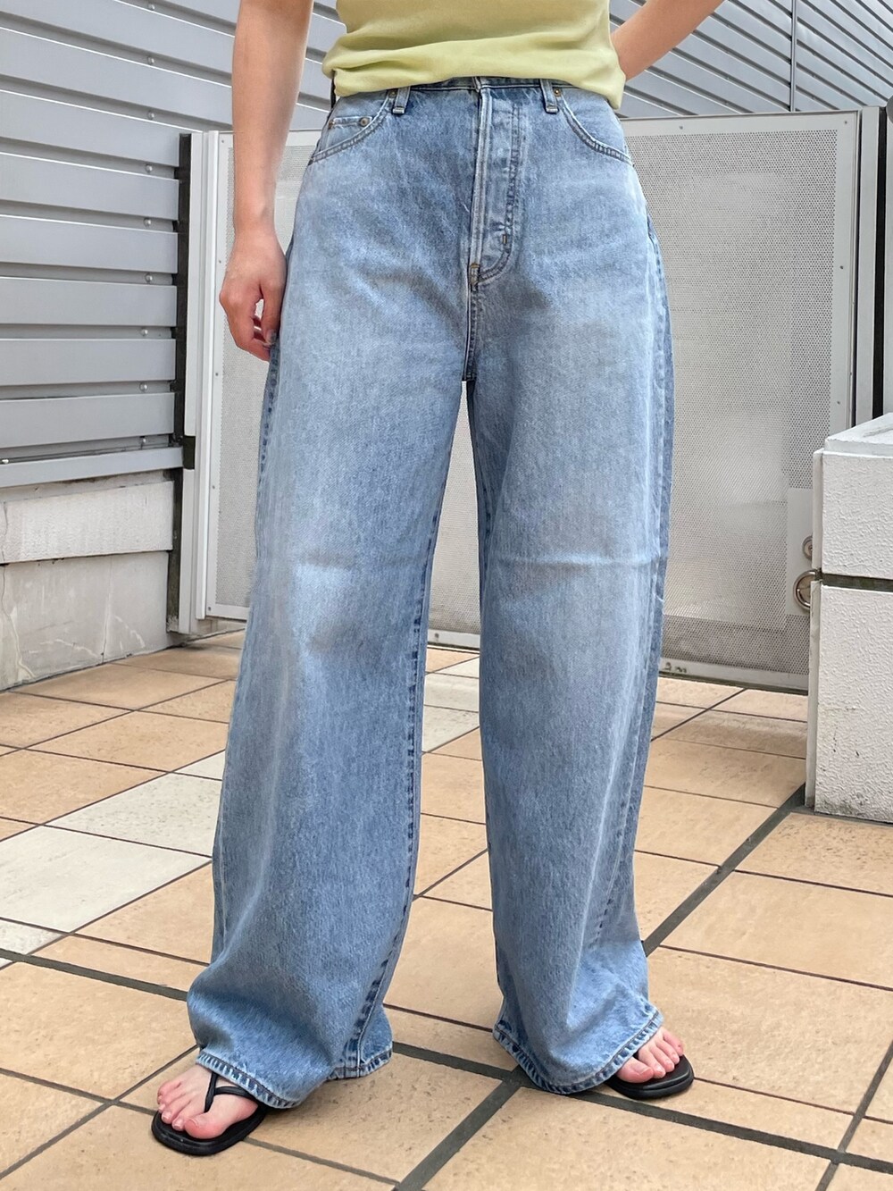 ブルー系のデニムパンツ、グリーン系のTシャツ/カットソーを着用したレディースの夏コーディネートの4枚目の写真