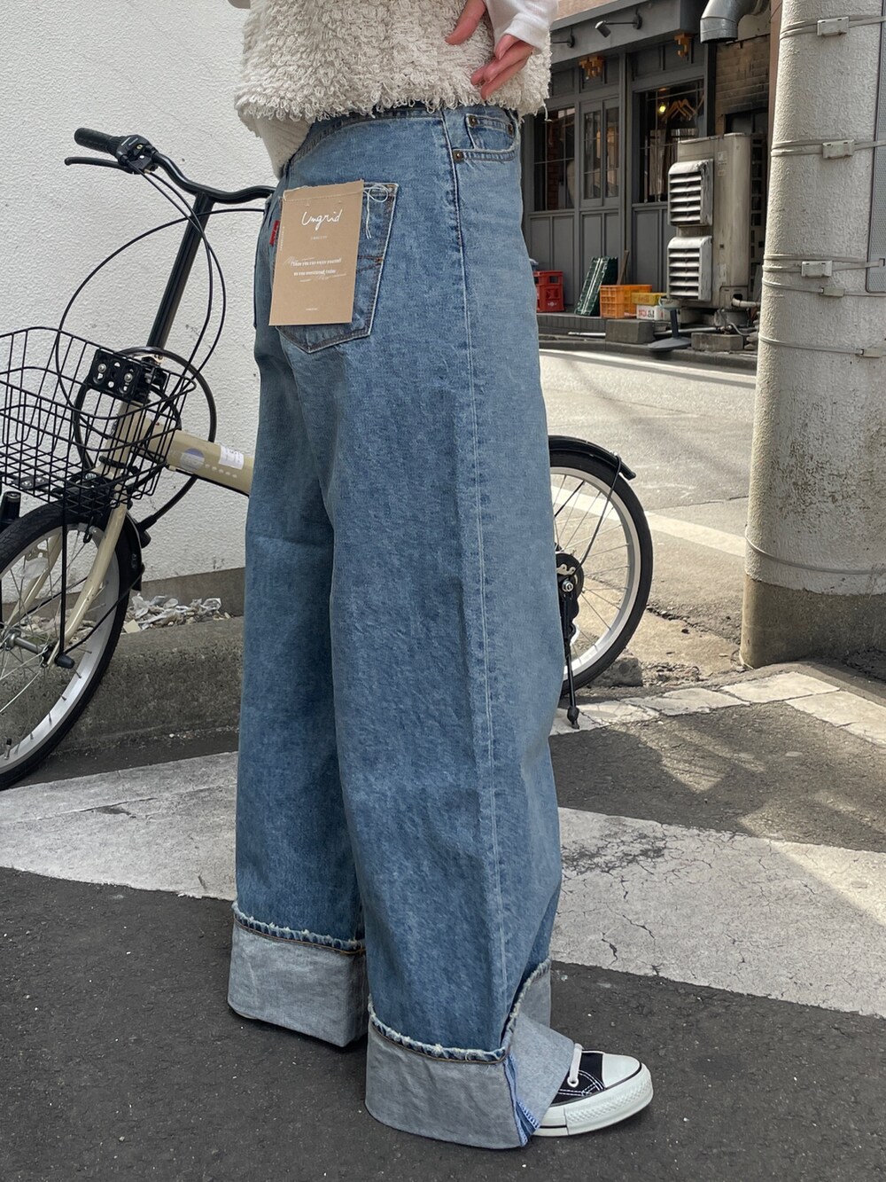 ブルー系のデニムパンツ、ホワイト系のベスト、ホワイト系のTシャツ/カットソーを着用したレディースの冬コーディネートの7枚目の写真