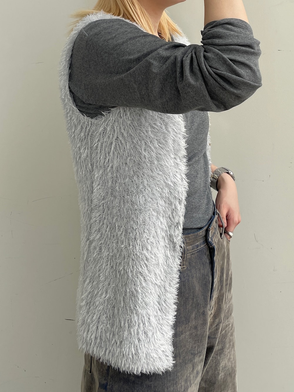 ベージュ系のデニムパンツ、グレー系のTシャツ/カットソー、シルバー系のニット/セーターを着用したレディースの秋コーディネートの5枚目の写真