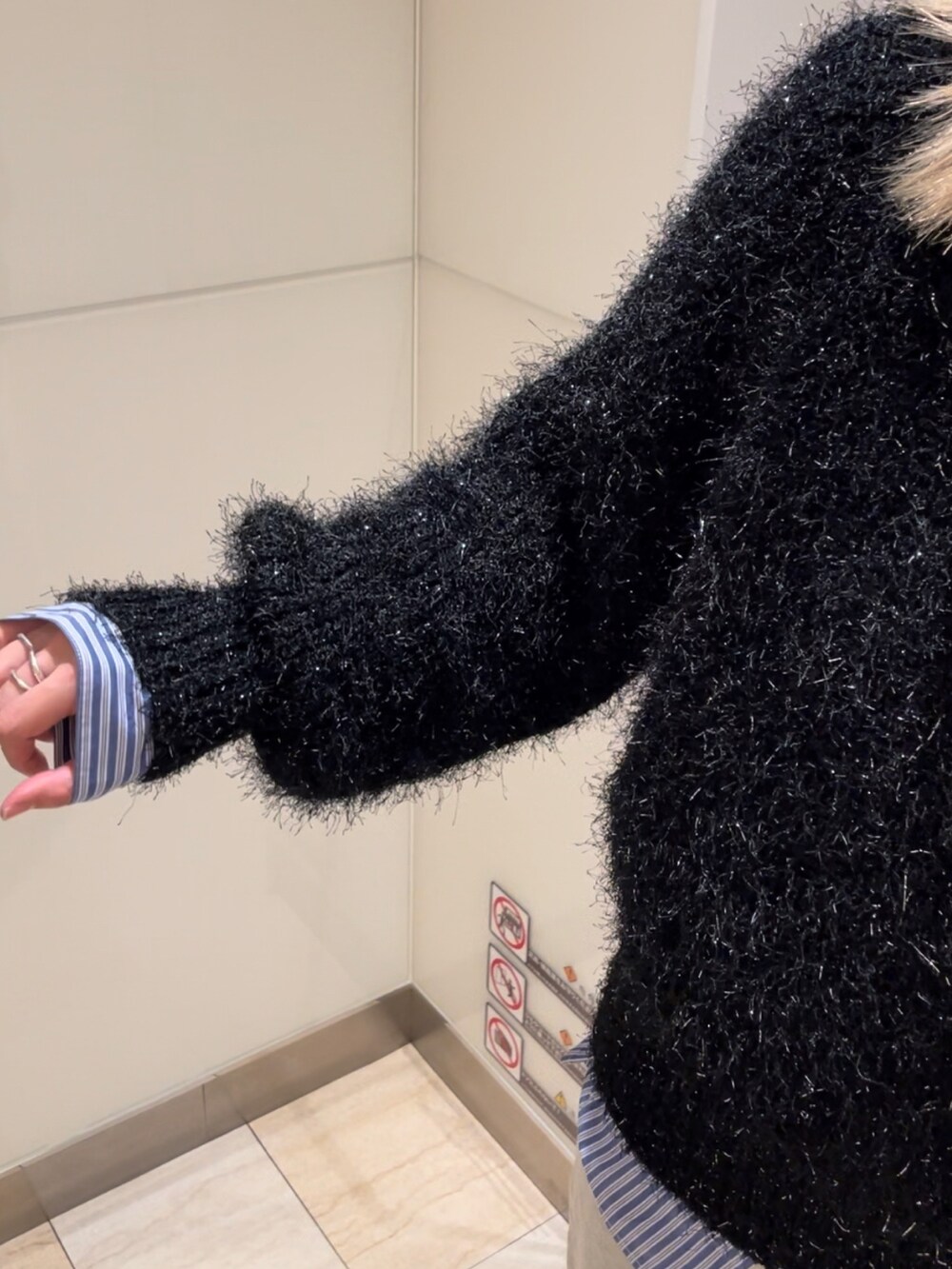 ブラック系のニット/セーター、ブルー系のシャツ/ブラウス、グレー系のスウェットパンツを着用したレディースの秋コーディネートの4枚目の写真