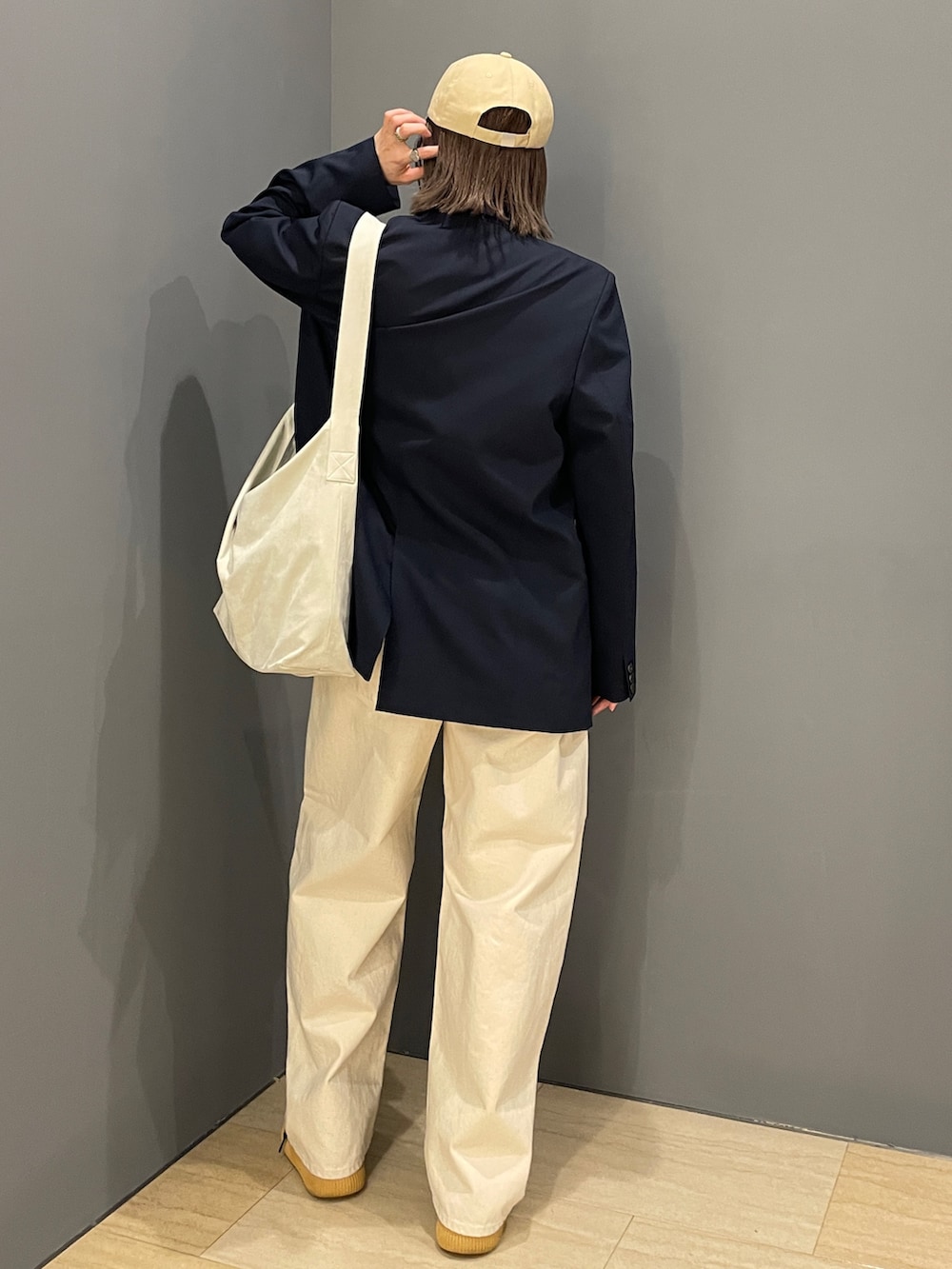 ホワイト系のデニムパンツ、ブルー系のTシャツ/カットソー、ブラック系のTシャツ/カットソーを着用したレディースの冬コーディネートの3枚目の写真