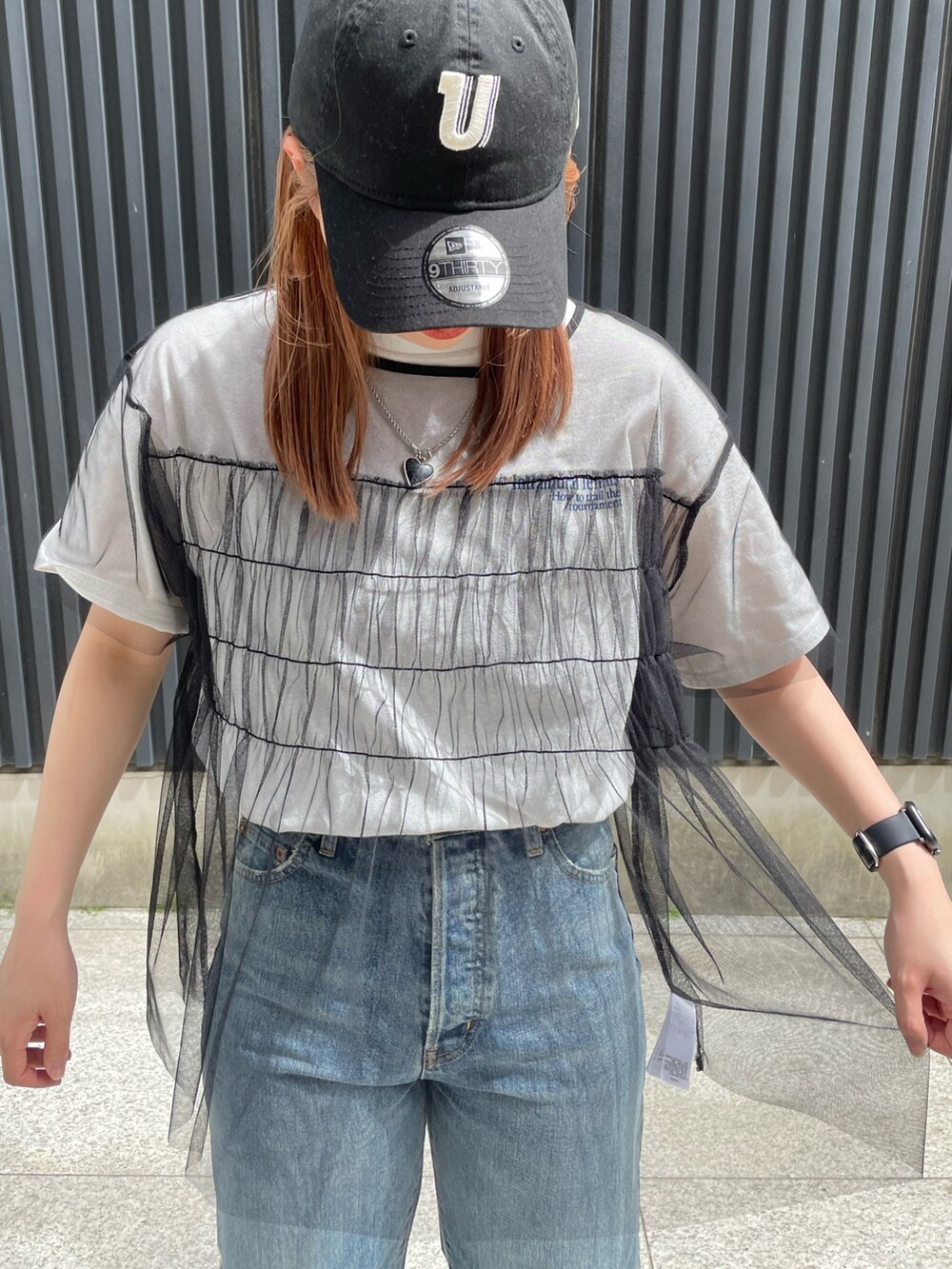 ホワイト系のTシャツ/カットソー、ブラック系のTシャツ/カットソー、ブルー系のデニムパンツを着用したレディースの春コーディネートの4枚目の写真