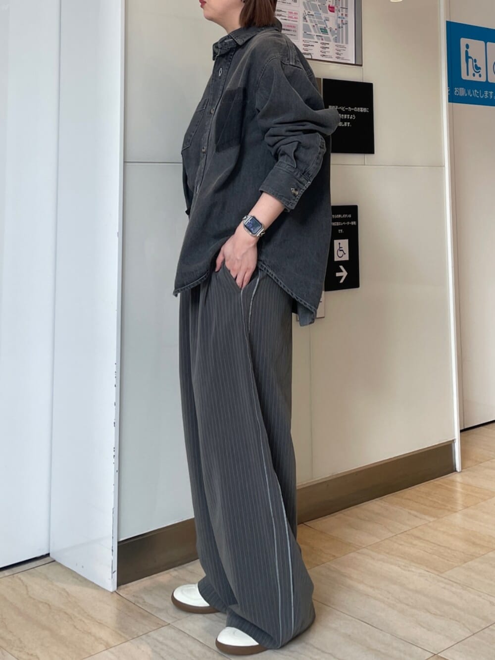 ホワイト系のスニーカー、ブラック系のシャツ/ブラウス、グレー系のその他パンツを着用したレディースの冬コーディネートの2枚目の写真