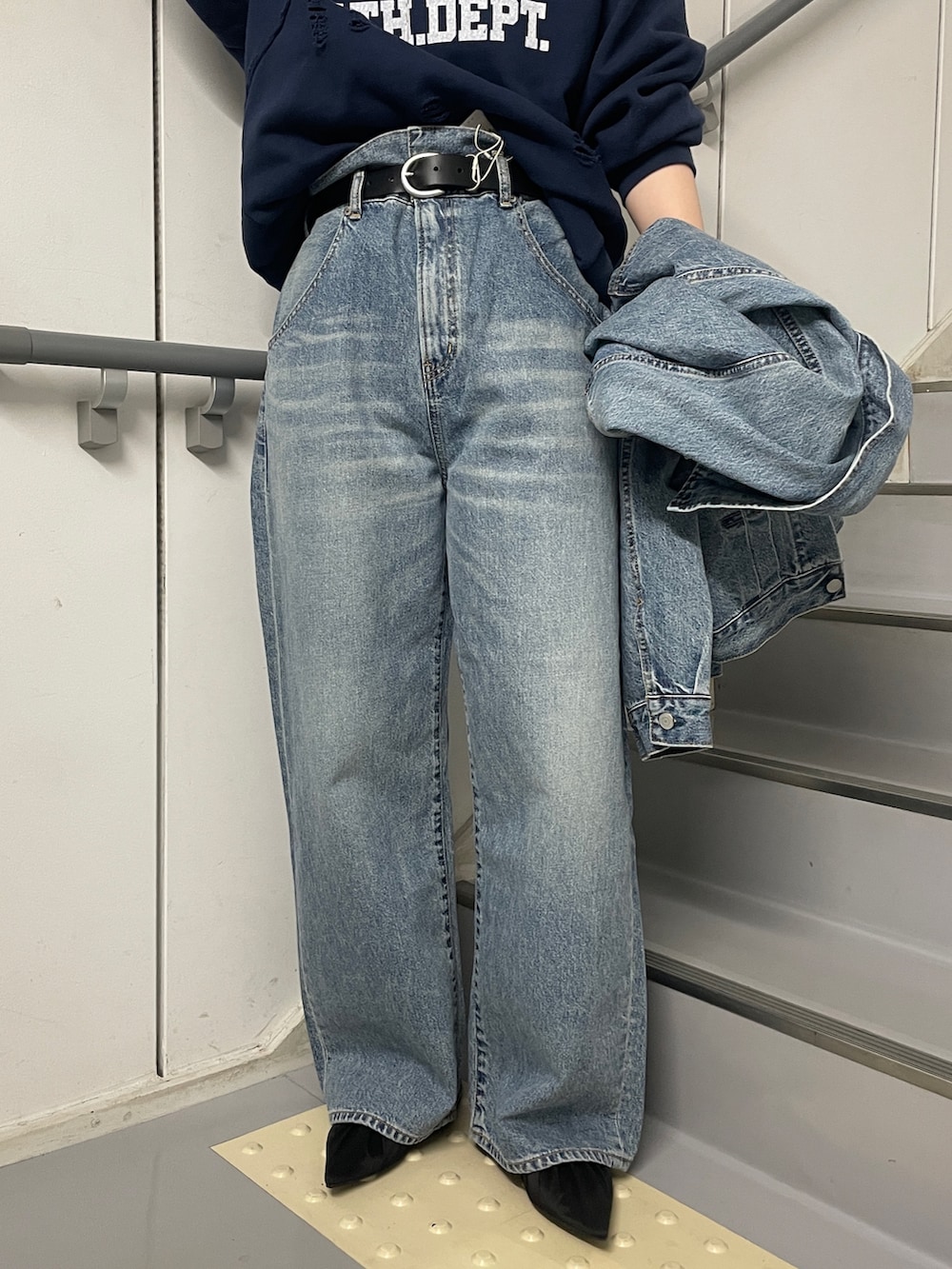 ブルー系のデニムパンツ、ブルー系のデニムジャケット、ブルー系のスウェットを着用したレディースの冬コーディネートの5枚目の写真