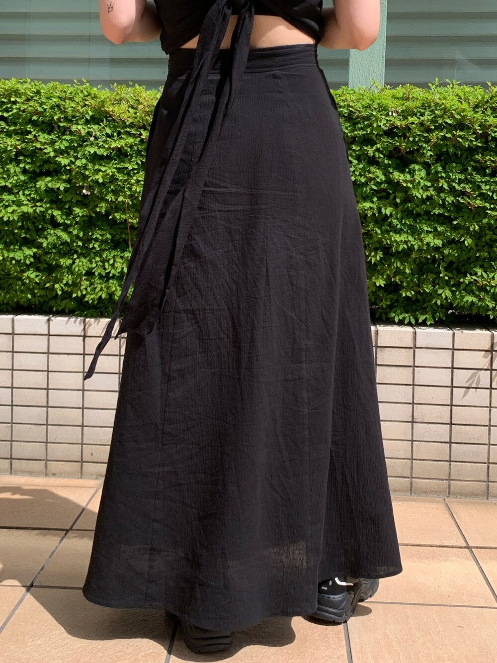 ブラック系のワンピースを着用したレディースの夏コーディネートの6枚目の写真