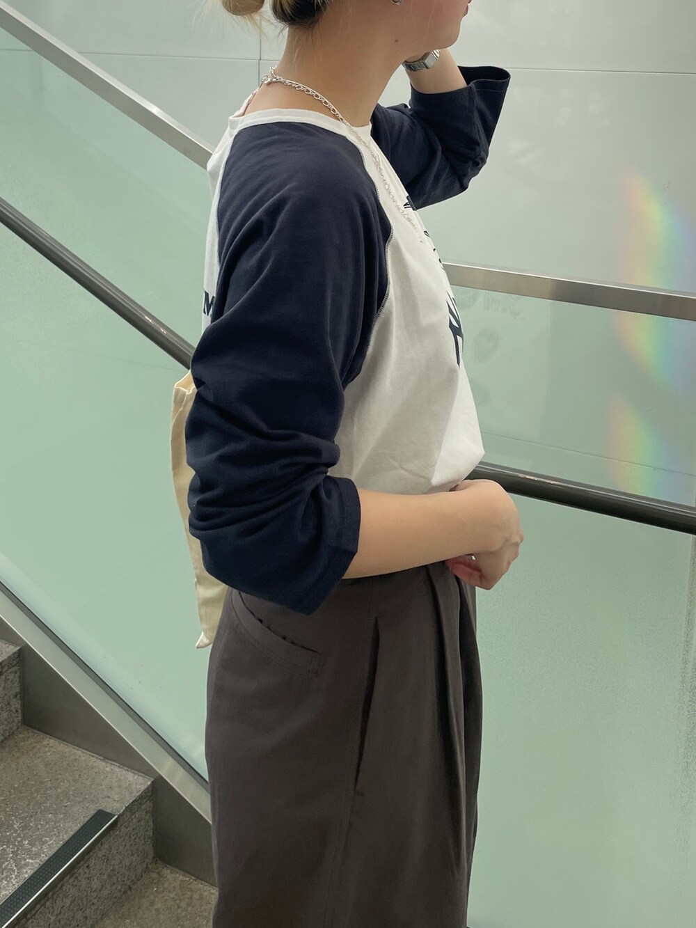 ブルー系のTシャツ/カットソー、ホワイト系のトートバッグ、グレー系のチノパンツを着用したレディースの夏コーディネートの6枚目の写真