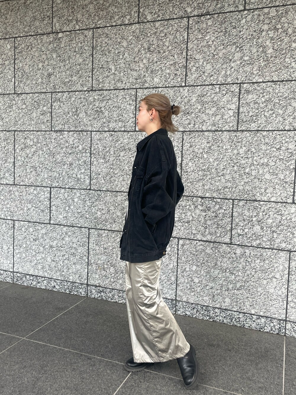 シルバー系のスカート、ブルー系のTシャツ/カットソー、ブラック系のデニムジャケットを着用したレディースの夏コーディネートの5枚目の写真