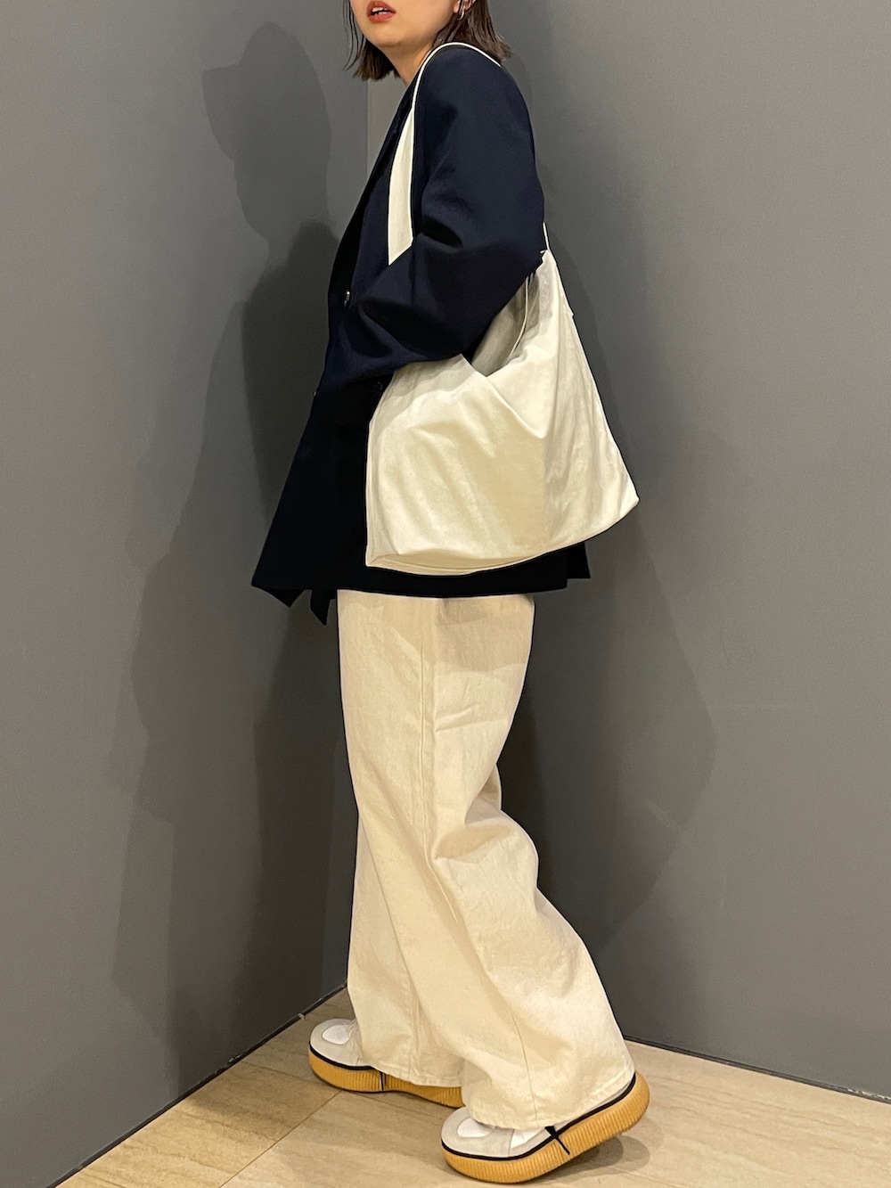 ホワイト系のデニムパンツ、ブルー系のTシャツ/カットソー、ブラック系のTシャツ/カットソーを着用したレディースの冬コーディネートの2枚目の写真