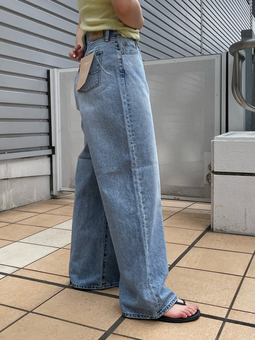 ブルー系のデニムパンツ、グリーン系のTシャツ/カットソーを着用したレディースの夏コーディネートの5枚目の写真