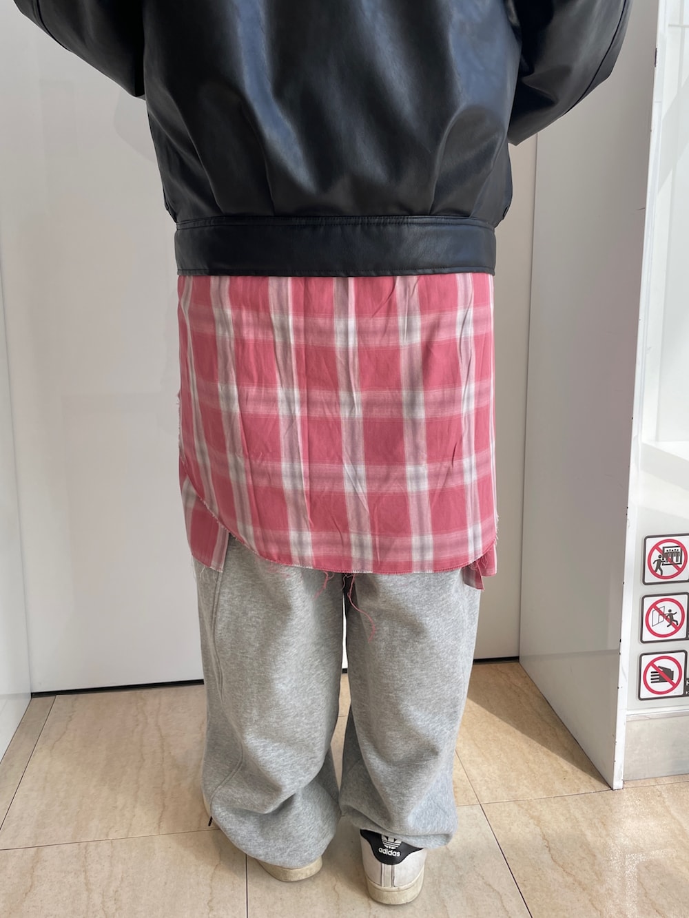 ブラック系のブルゾン、グレー系のパーカー、レッド系のシャツ/ブラウスを着用したレディースの冬コーディネートの10枚目の写真