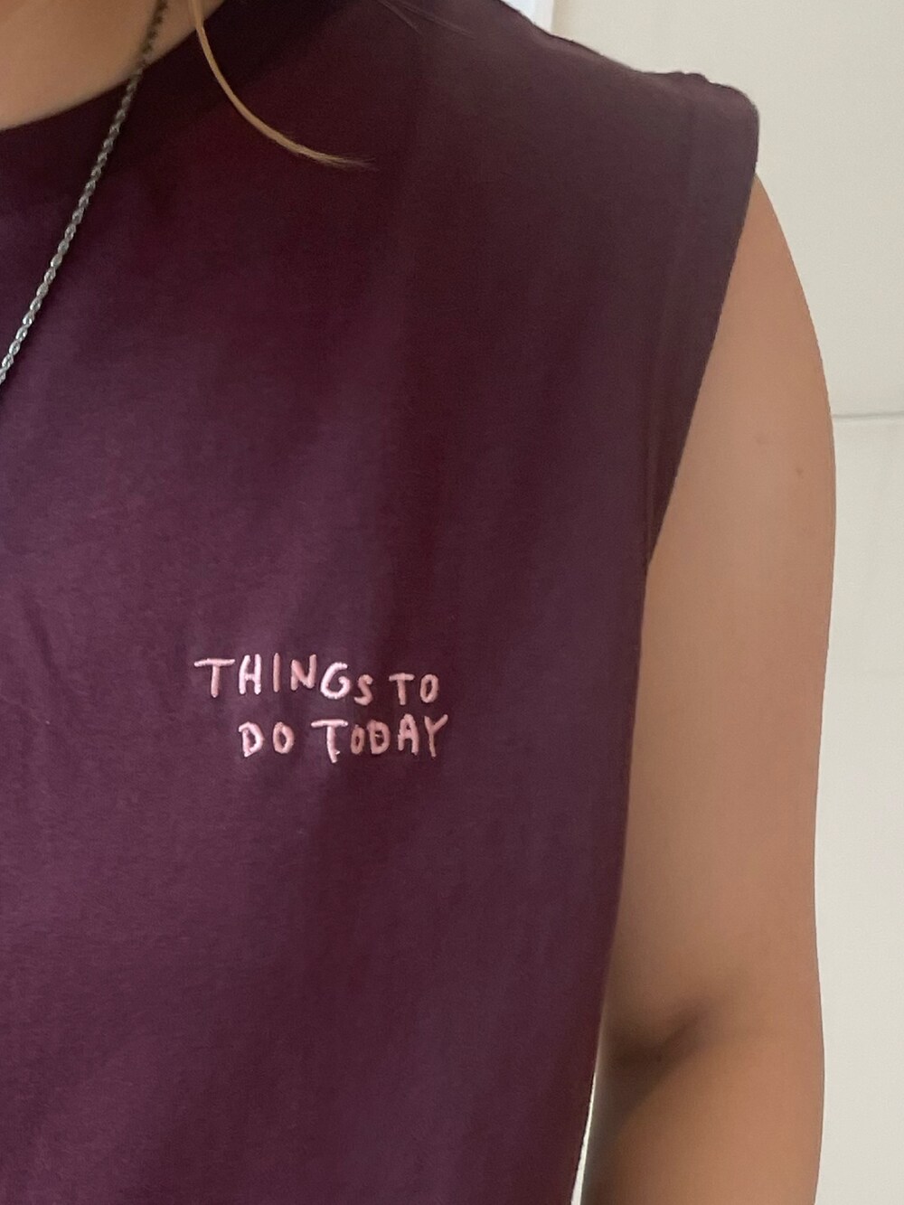 ブラウン系のTシャツ/カットソー、ブルー系のデニムパンツを着用したレディースの夏コーディネートの5枚目の写真