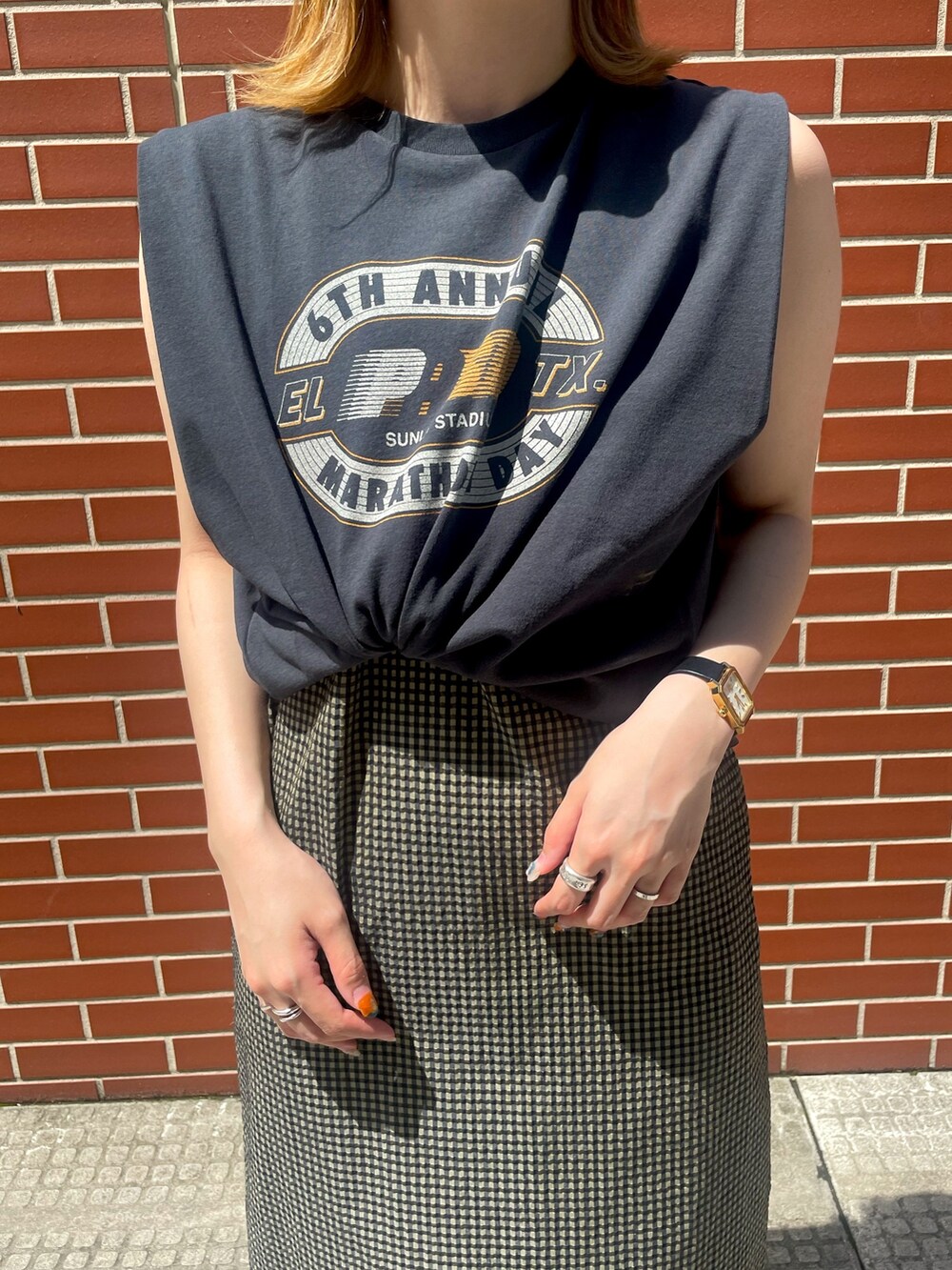 ベージュ系のワンピース、グレー系のタンクトップ、その他のサンダルを着用したレディースの夏コーディネートの3枚目の写真