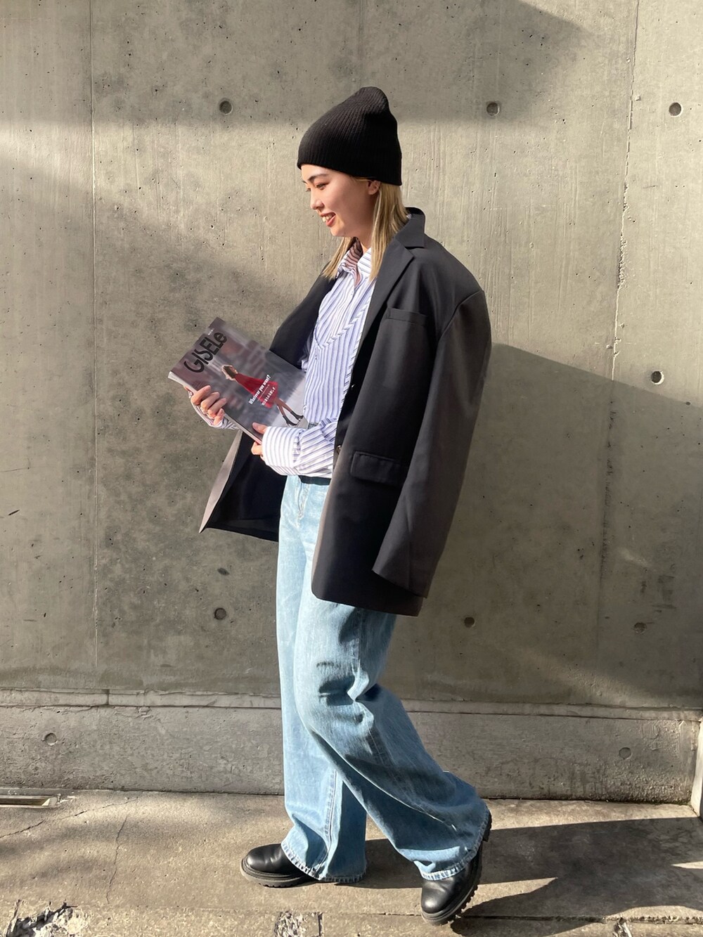 その他のシャツ/ブラウス、グレー系のテーラードジャケット、ブルー系のデニムパンツを着用したレディースの秋コーディネートの4枚目の写真