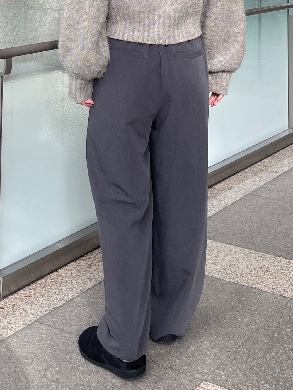 グレー系のその他パンツ、グレー系のカーディガン/ボレロ、シルバー系のネックレスを着用したレディースの冬コーディネートの7枚目の写真