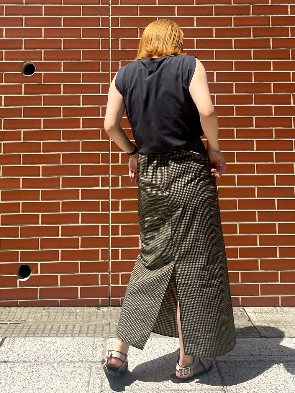 ベージュ系のワンピース、グレー系のタンクトップ、その他のサンダルを着用したレディースの夏コーディネートの2枚目の写真