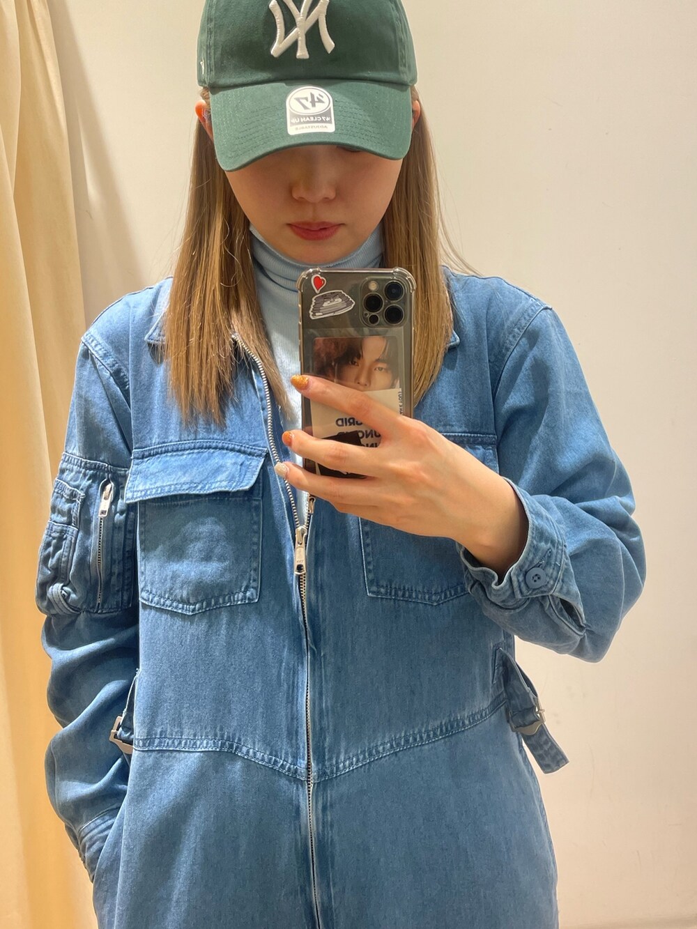 ブルー系のつなぎ/オールインワン、ブルー系のTシャツ/カットソーを着用したレディースの冬コーディネートの3枚目の写真