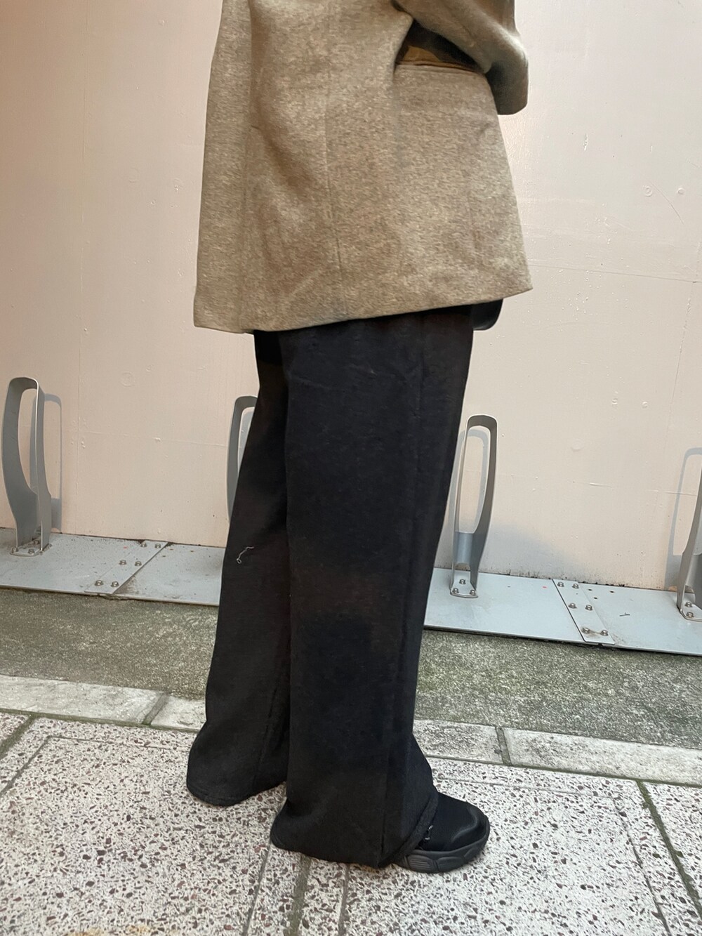 グレー系のテーラードジャケット、グレー系のスウェットパンツ、ブラック系のハンドバッグを着用したレディースの秋コーディネートの6枚目の写真