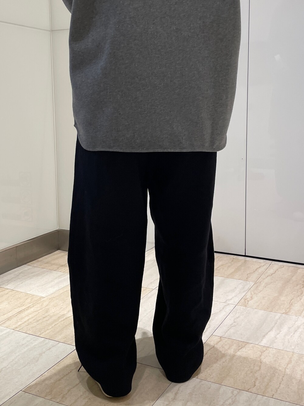 グレー系のシャツ/ブラウス、ブラック系のその他パンツ、ホワイト系のTシャツ/カットソーを着用したレディースの秋コーディネートの6枚目の写真