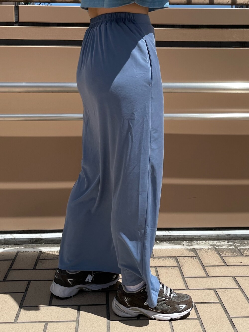 ブルー系のスカート、ブルー系のTシャツ/カットソーを着用したレディースの春コーディネートの7枚目の写真