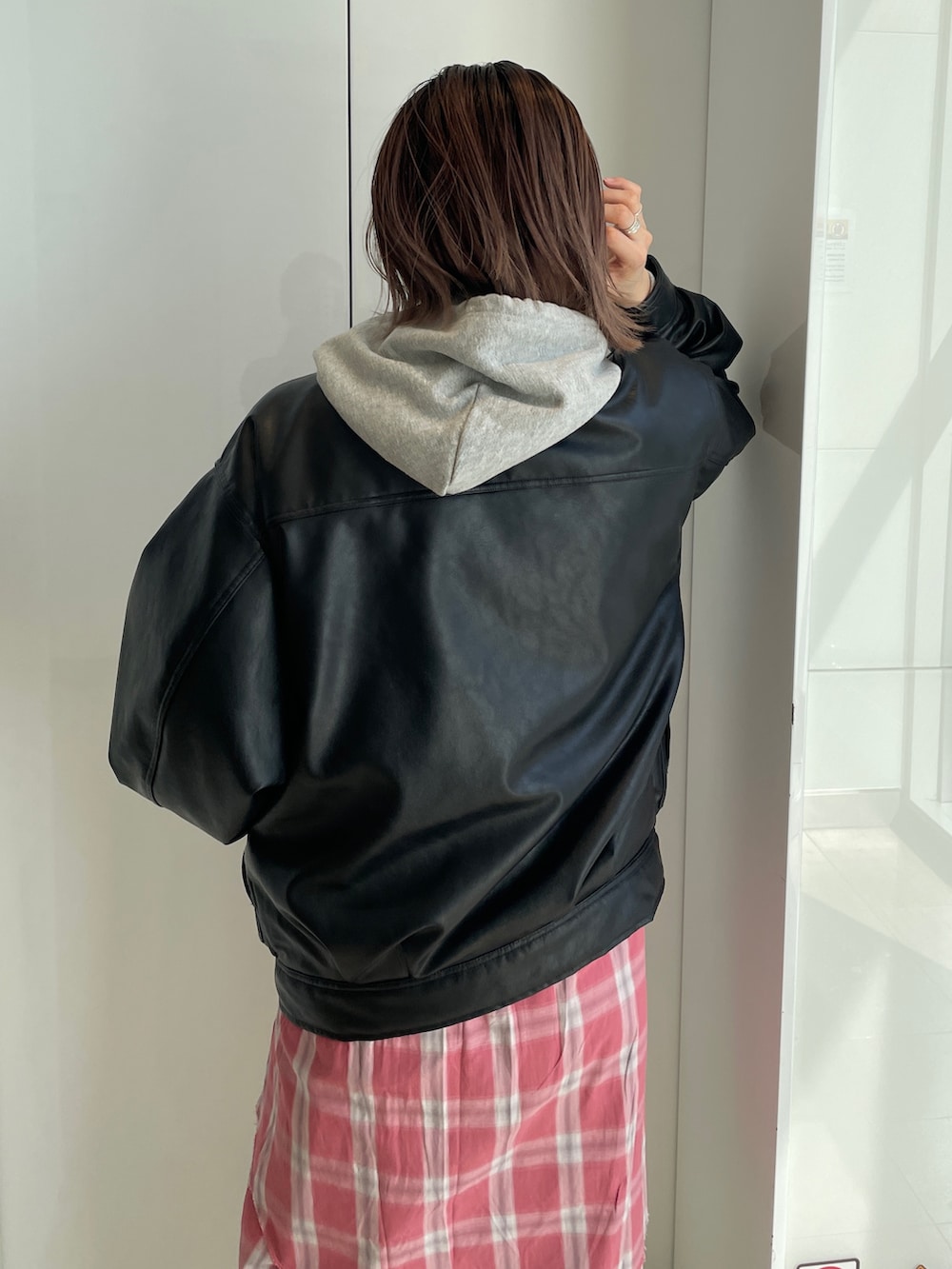 ブラック系のブルゾン、グレー系のパーカー、レッド系のシャツ/ブラウスを着用したレディースの冬コーディネートの5枚目の写真