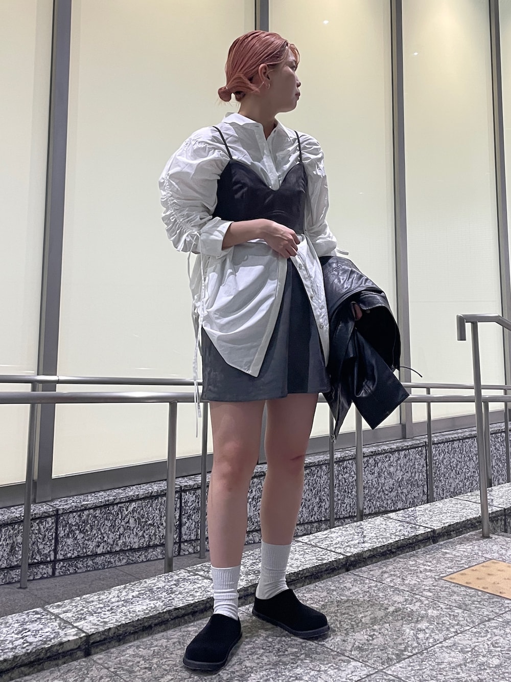 ホワイト系のシャツ/ブラウス、グレー系のキャミソール、ブラック系のブルゾンを着用したレディースの秋コーディネートの4枚目の写真