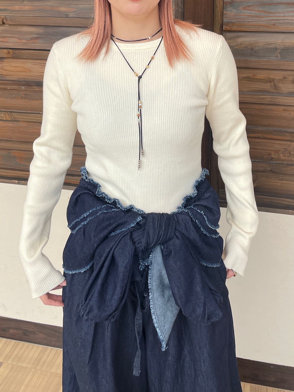 ホワイト系のニット/セーター、ブルー系のつなぎ/オールインワン、ブラック系のネックレスを着用したレディースの秋コーディネートの5枚目の写真