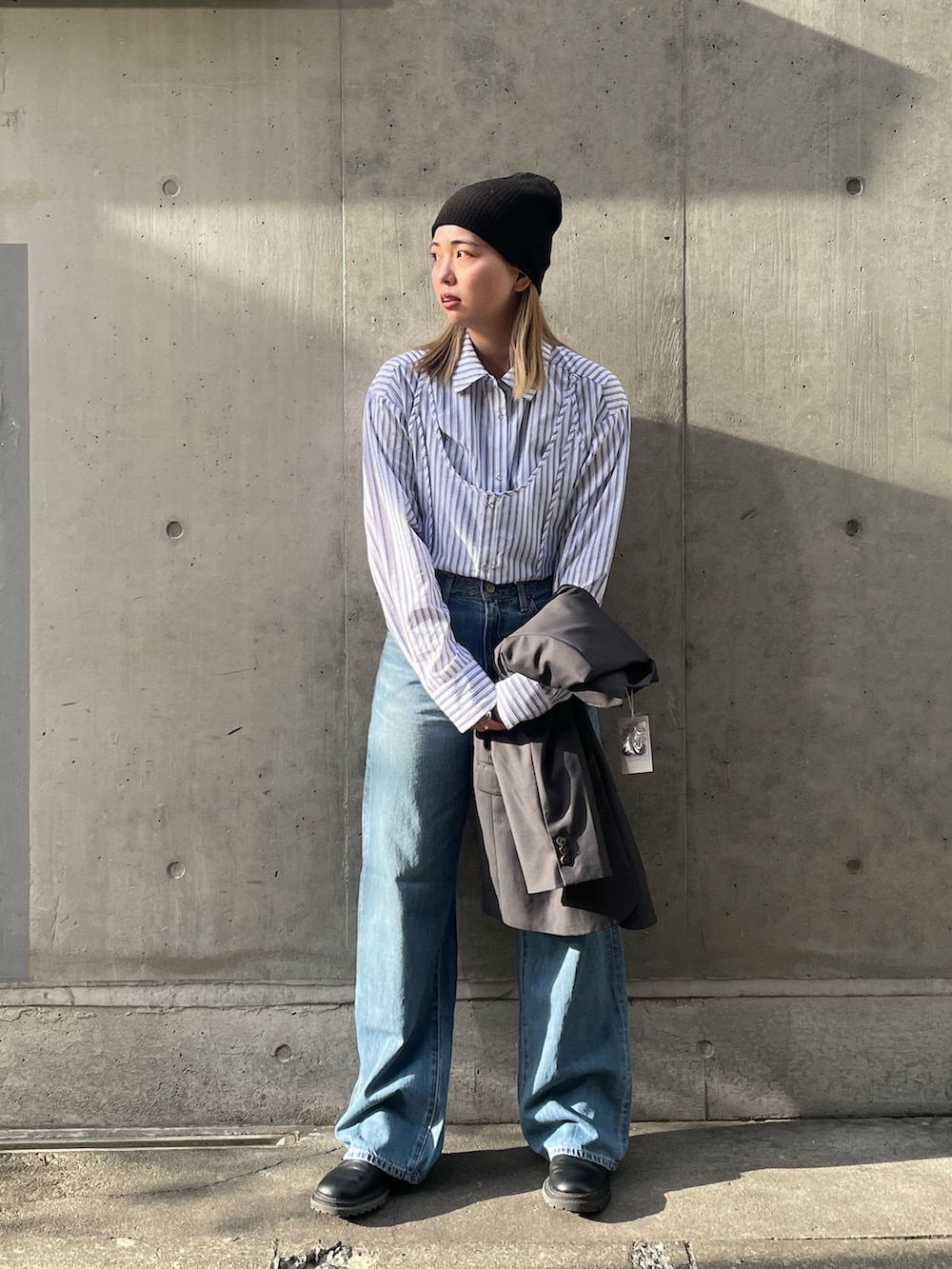 その他のシャツ/ブラウス、グレー系のテーラードジャケット、ブルー系のデニムパンツを着用したレディースの秋コーディネートの2枚目の写真