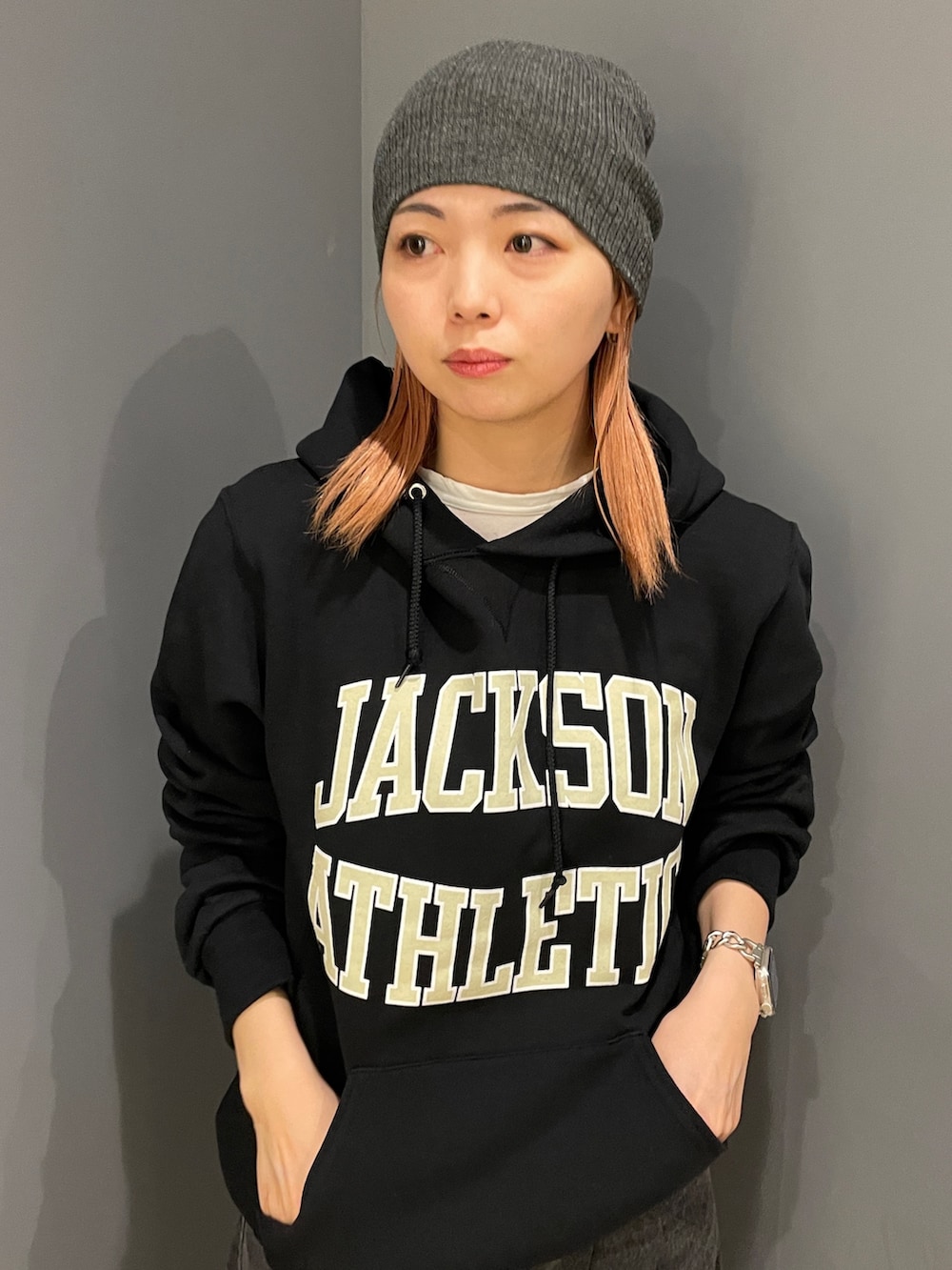 ブラック系のパーカー、ホワイト系のTシャツ/カットソー、ブラック系のデニムパンツを着用したレディースの秋コーディネートの5枚目の写真