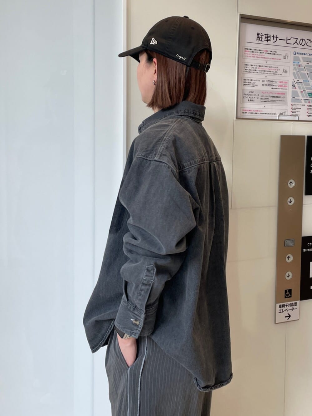 ホワイト系のスニーカー、ブラック系のシャツ/ブラウス、グレー系のその他パンツを着用したレディースの冬コーディネートの5枚目の写真