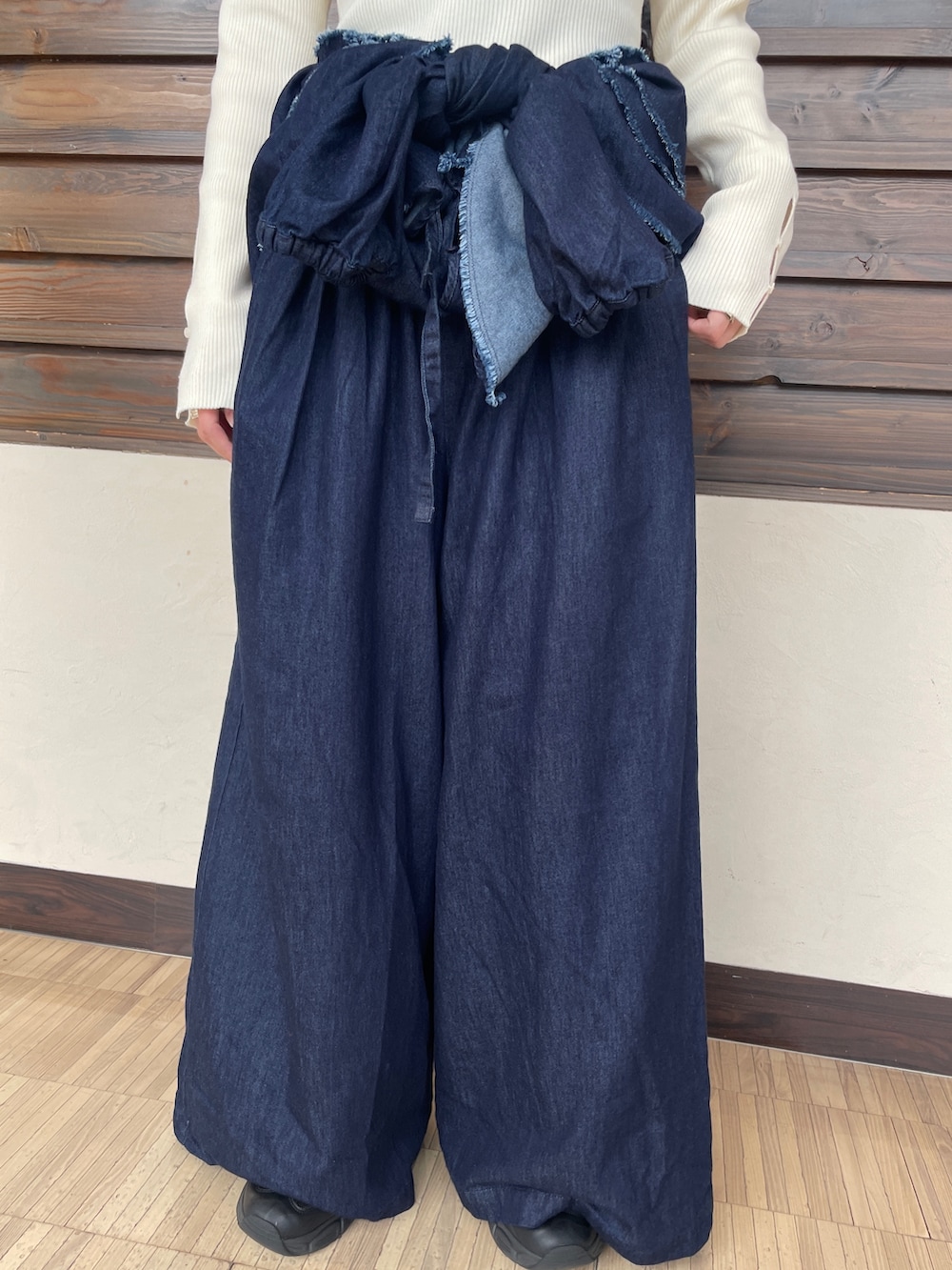 ホワイト系のニット/セーター、ブルー系のつなぎ/オールインワン、ブラック系のネックレスを着用したレディースの秋コーディネートの7枚目の写真