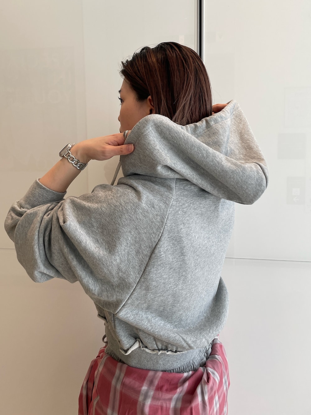 ブラック系のブルゾン、グレー系のパーカー、レッド系のシャツ/ブラウスを着用したレディースの冬コーディネートの7枚目の写真