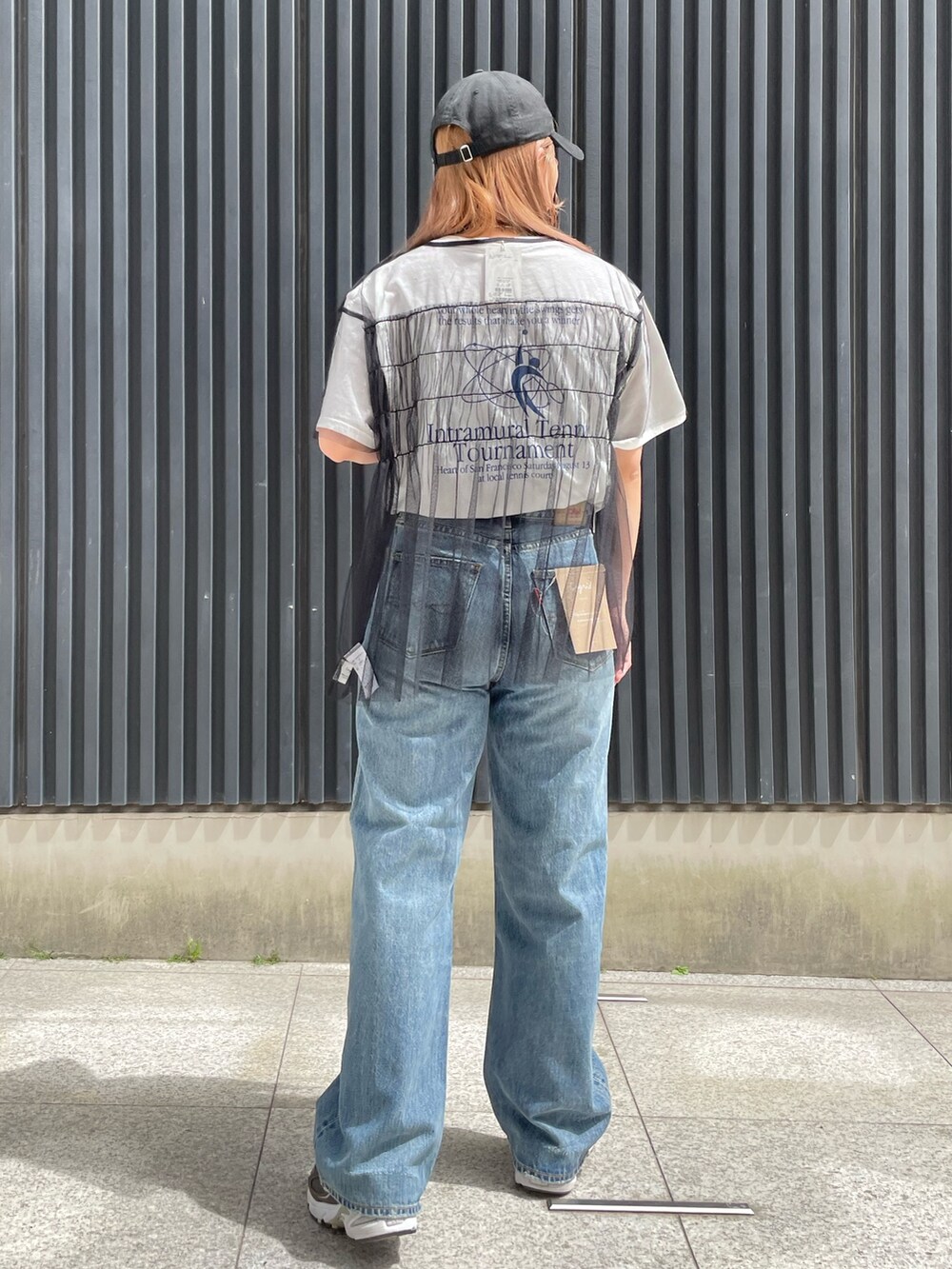 ホワイト系のTシャツ/カットソー、ブラック系のTシャツ/カットソー、ブルー系のデニムパンツを着用したレディースの春コーディネートの3枚目の写真