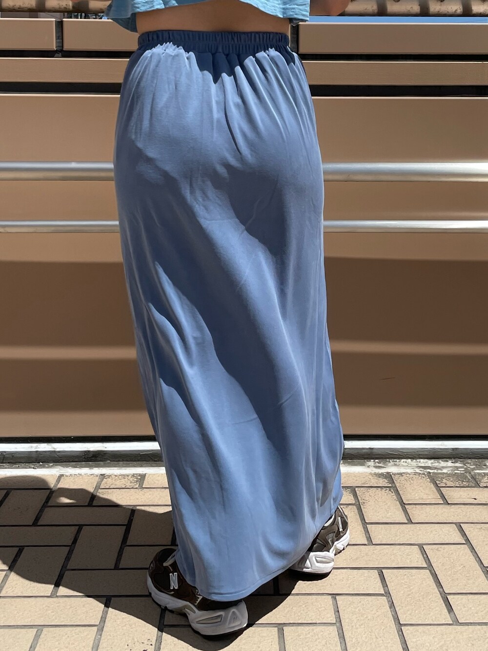 ブルー系のスカート、ブルー系のTシャツ/カットソーを着用したレディースの春コーディネートの8枚目の写真