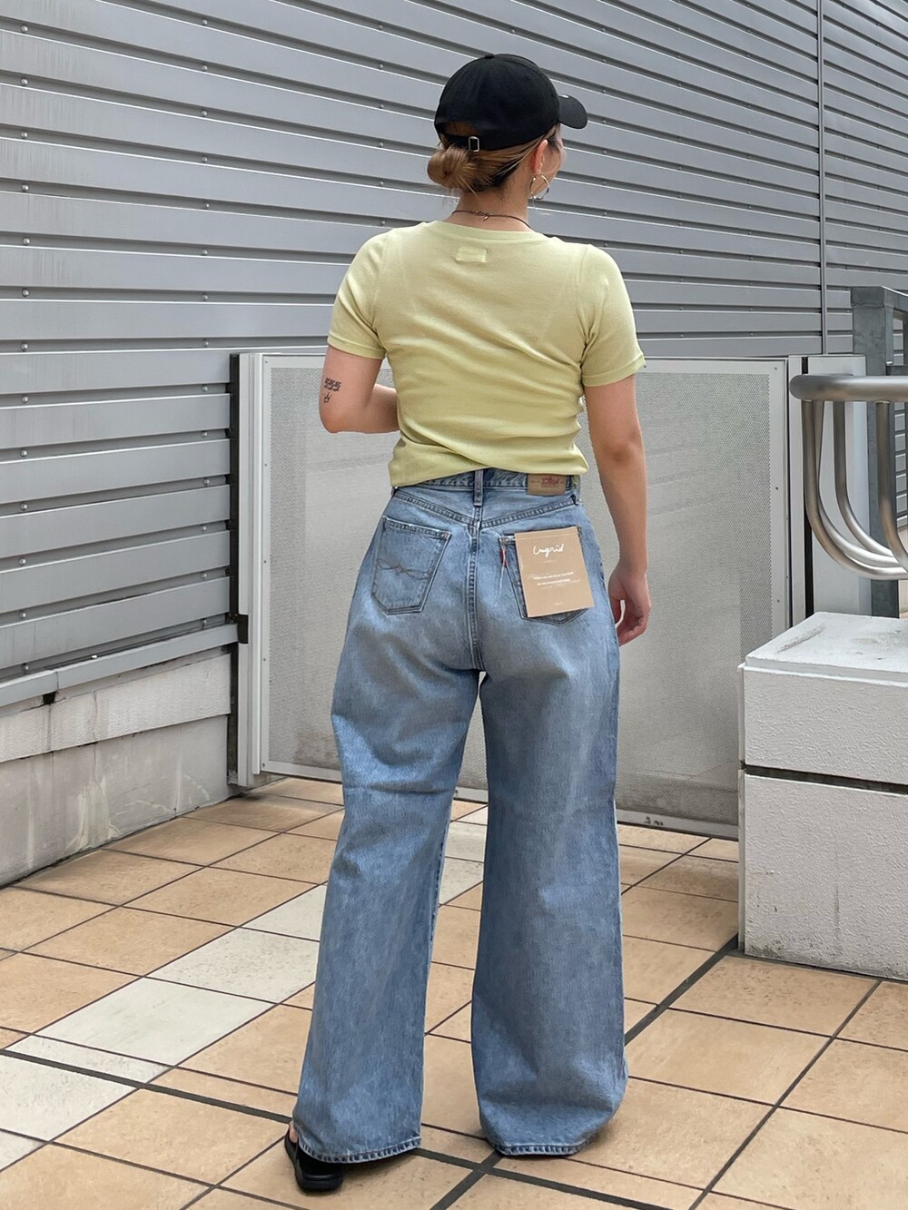 ブルー系のデニムパンツ、グリーン系のTシャツ/カットソーを着用したレディースの夏コーディネートの2枚目の写真