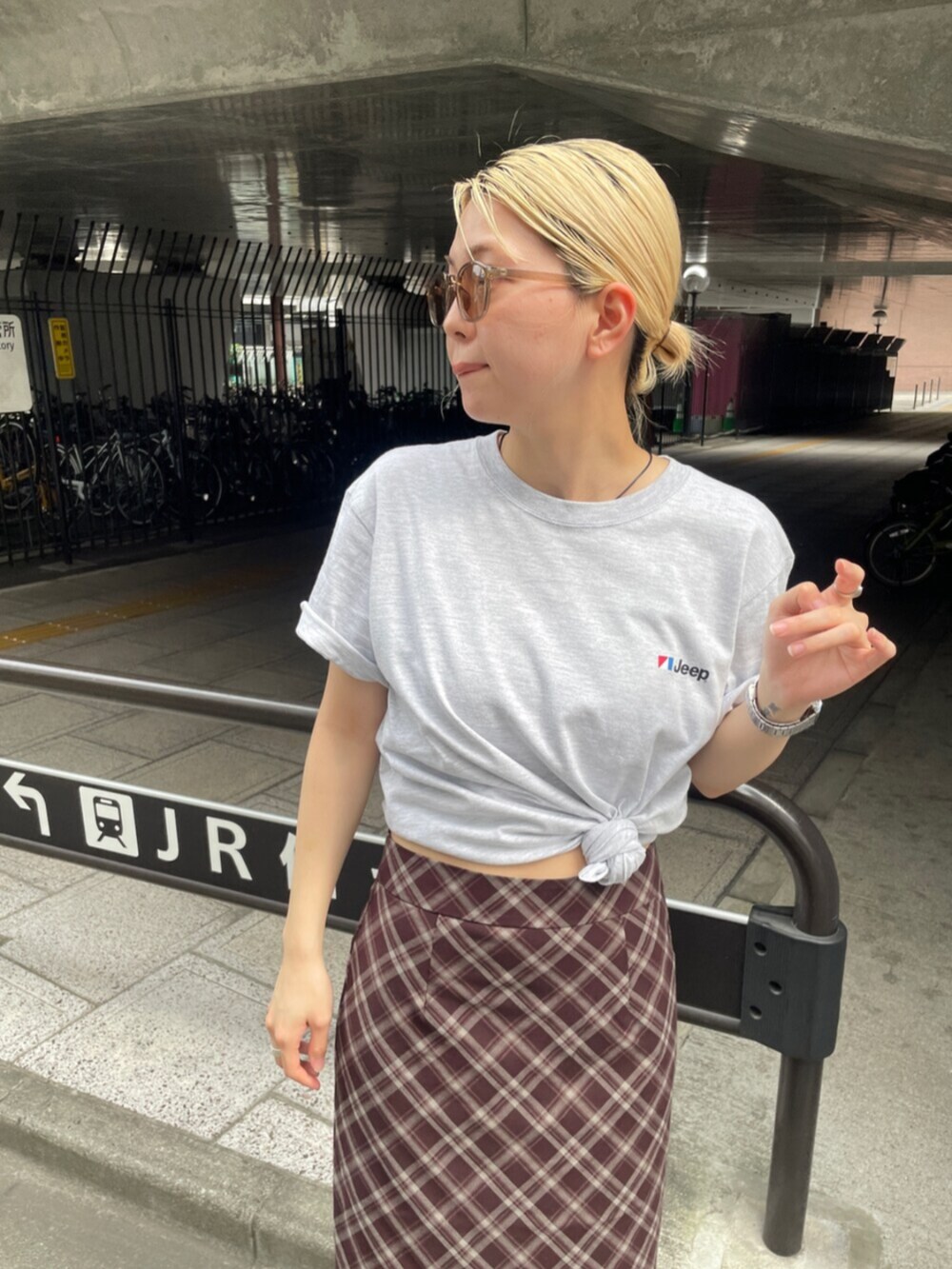 ブラウン系のスカート、グレー系のTシャツ/カットソーを着用したレディースの夏コーディネートの8枚目の写真