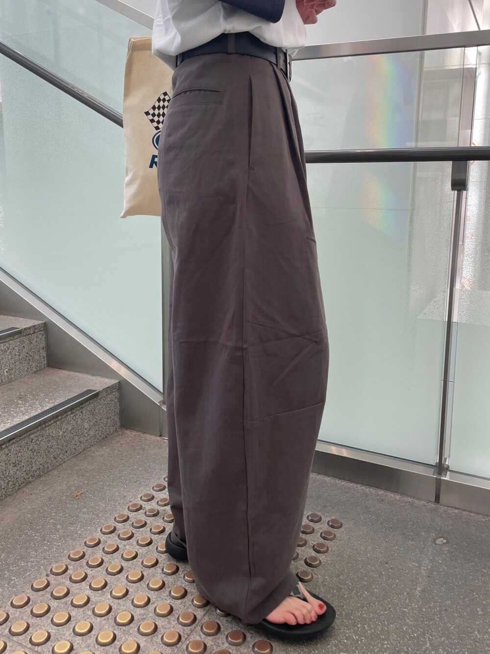 ブルー系のTシャツ/カットソー、ホワイト系のトートバッグ、グレー系のチノパンツを着用したレディースの夏コーディネートの8枚目の写真