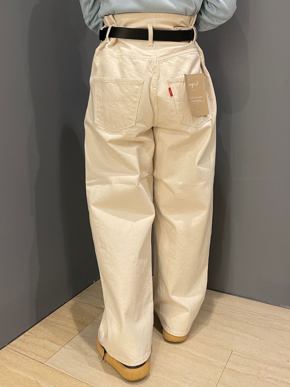 ホワイト系のデニムパンツ、ブルー系のTシャツ/カットソー、ブラック系のTシャツ/カットソーを着用したレディースの冬コーディネートの7枚目の写真