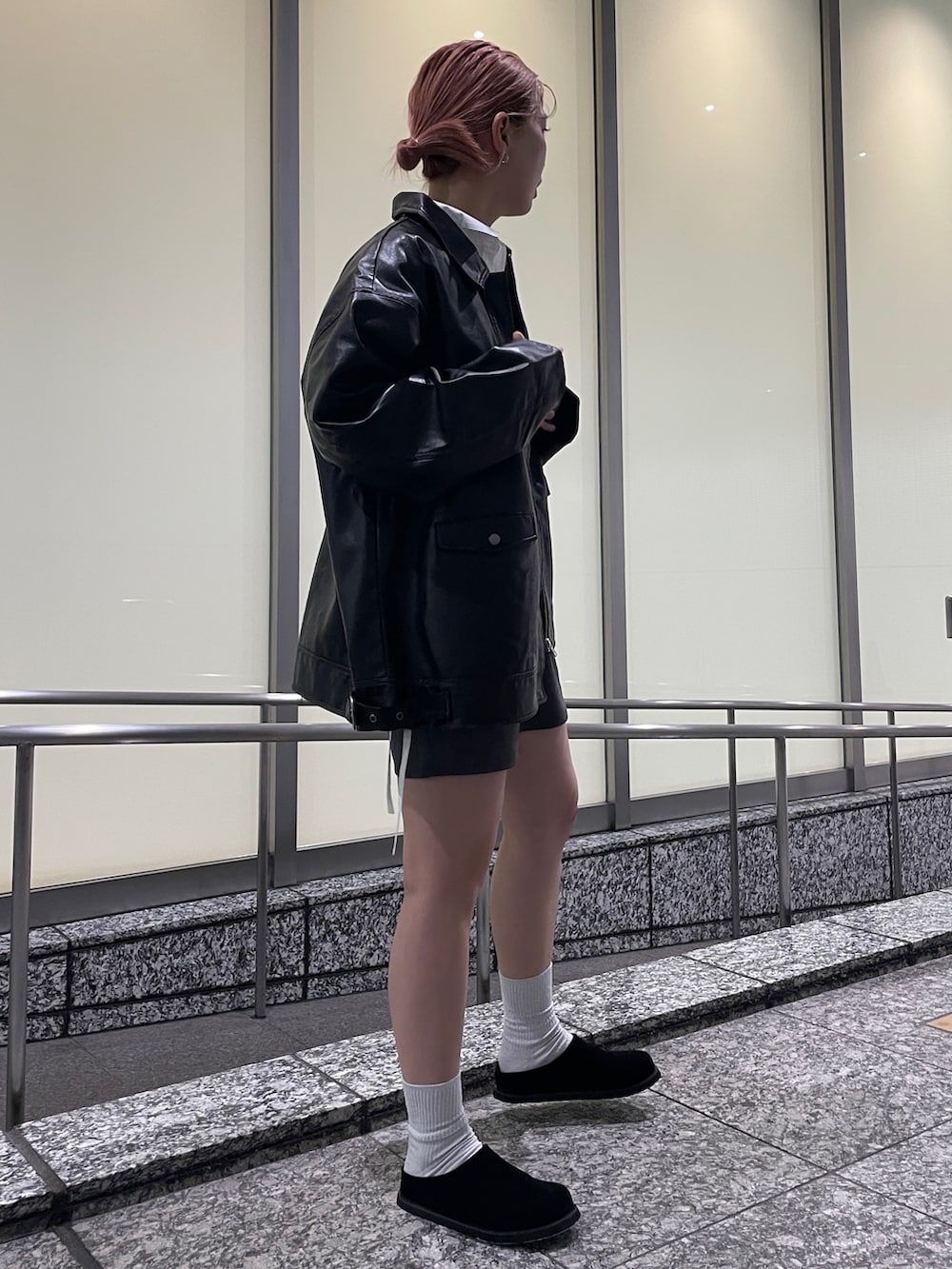 ホワイト系のシャツ/ブラウス、グレー系のキャミソール、ブラック系のブルゾンを着用したレディースの秋コーディネートの2枚目の写真