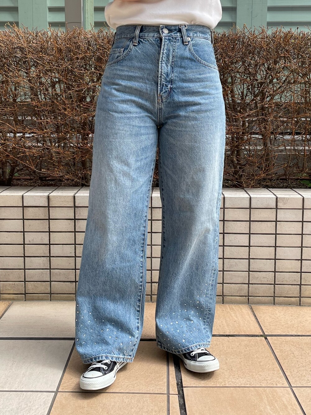 ブルー系のデニムパンツ、ホワイト系のTシャツ/カットソー、シルバー系のネックレスを着用したレディースの春コーディネートの5枚目の写真