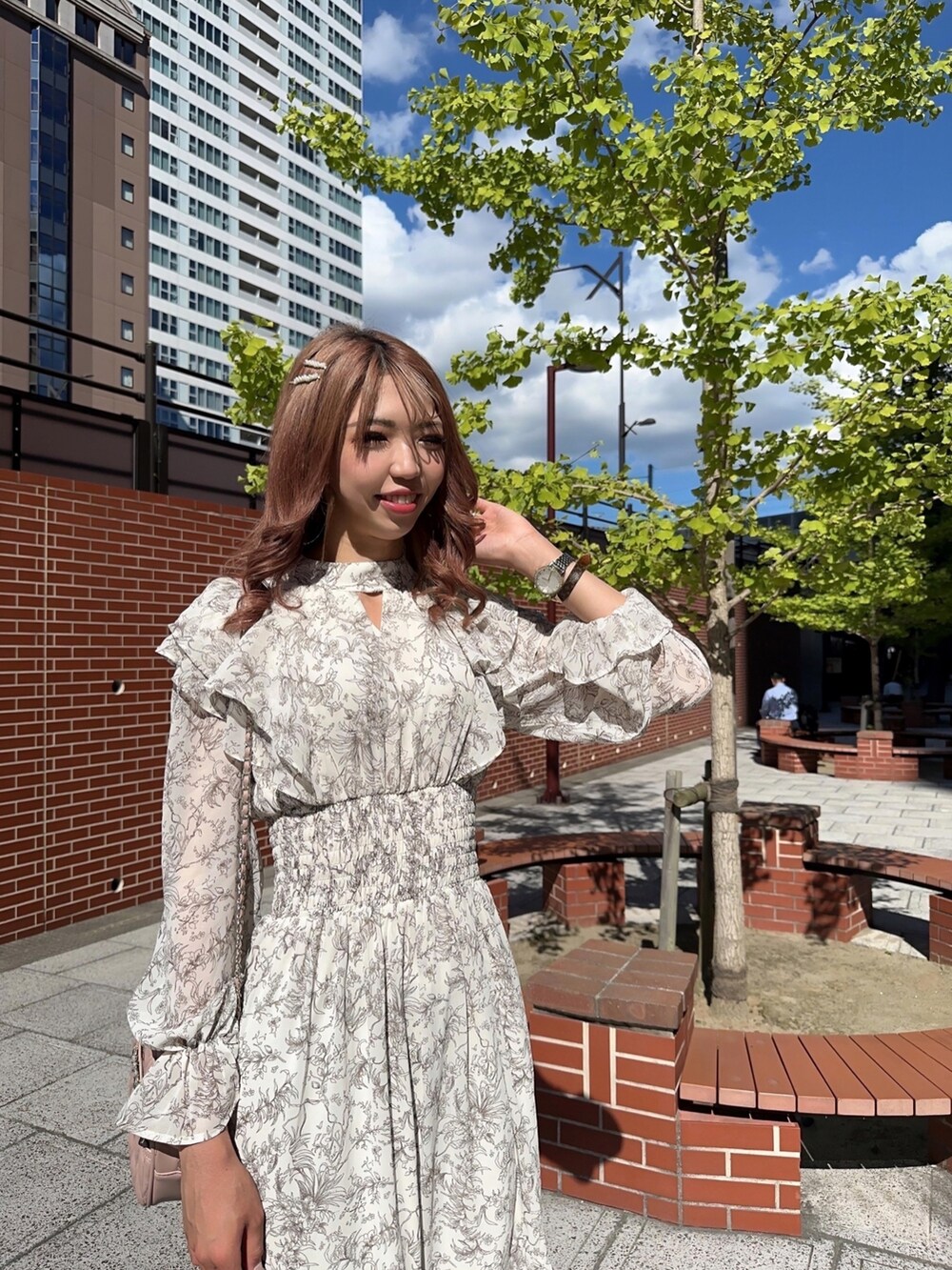 ホワイト系のワンピースを着用したレディースの夏コーディネートの2枚目の写真