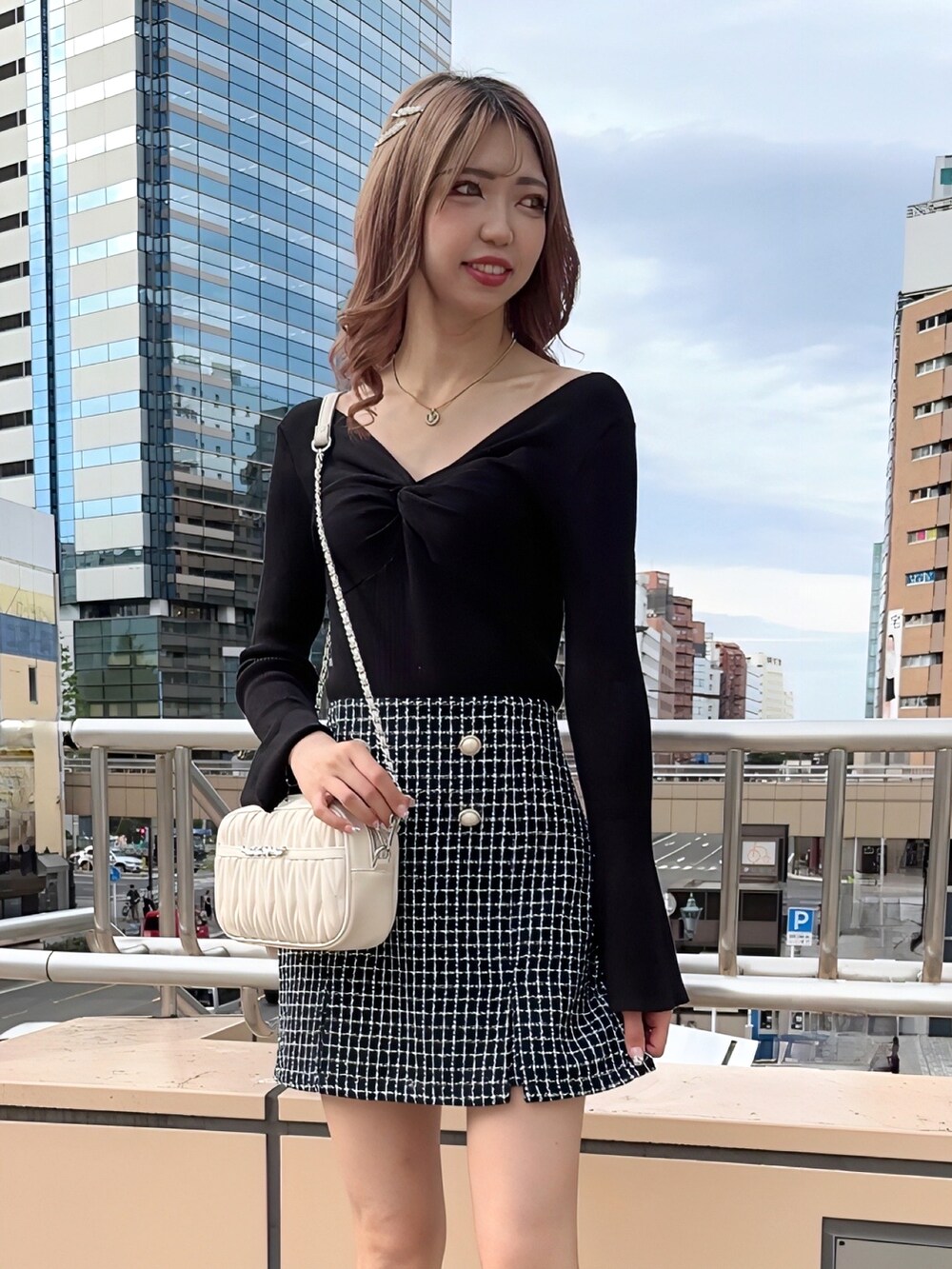 ブラック系のニット/セーター、ブラック系のその他パンツ、ホワイト系のハンドバッグを着用したレディースの秋コーディネートの2枚目の写真