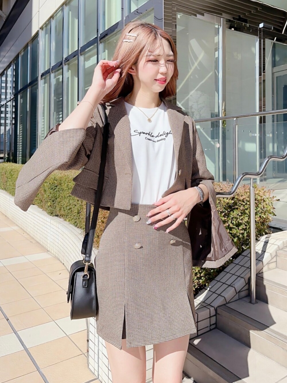 ブラウン系のテーラードジャケット、ホワイト系のTシャツ/カットソー、ブラウン系のその他パンツを着用したレディースの秋コーディネートの2枚目の写真