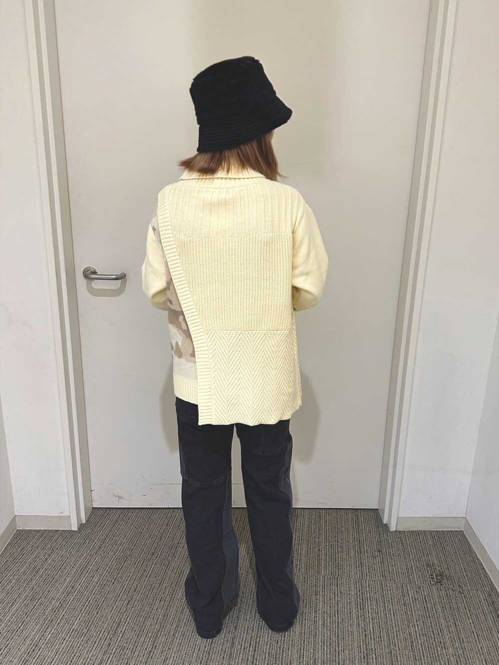 「ニット、デニムパンツ、フレアパンツ、バケットハット、シンプルスタイル、カジュアルコーデ、着回しコーデ、秋冬コーデ、オトナカワイイ、フユコーデ」｜「AVIREXのREVERSIBLE FUR BUCKET/リバーシブル ファーバケットハット（ハット、ブラック系）」を使った、さきさん（レディース・158cm）の秋コーディネートの2枚目の写真