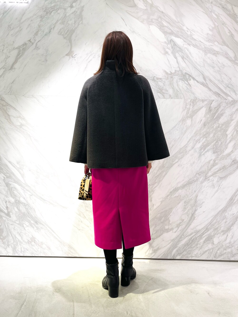 グレー系のその他アウター、ピンク系のスカートを着用したレディースの冬コーディネートの4枚目の写真