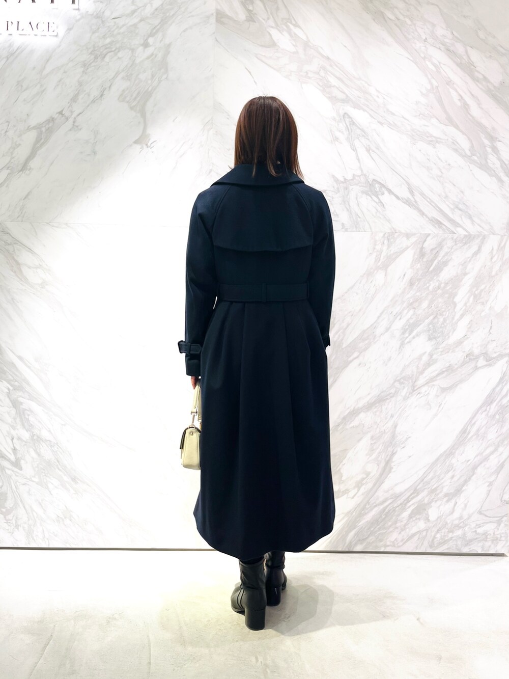 ピンク系のスカート、ホワイト系のニット/セーター、ブルー系のその他アウターを着用したレディースの冬コーディネートの4枚目の写真