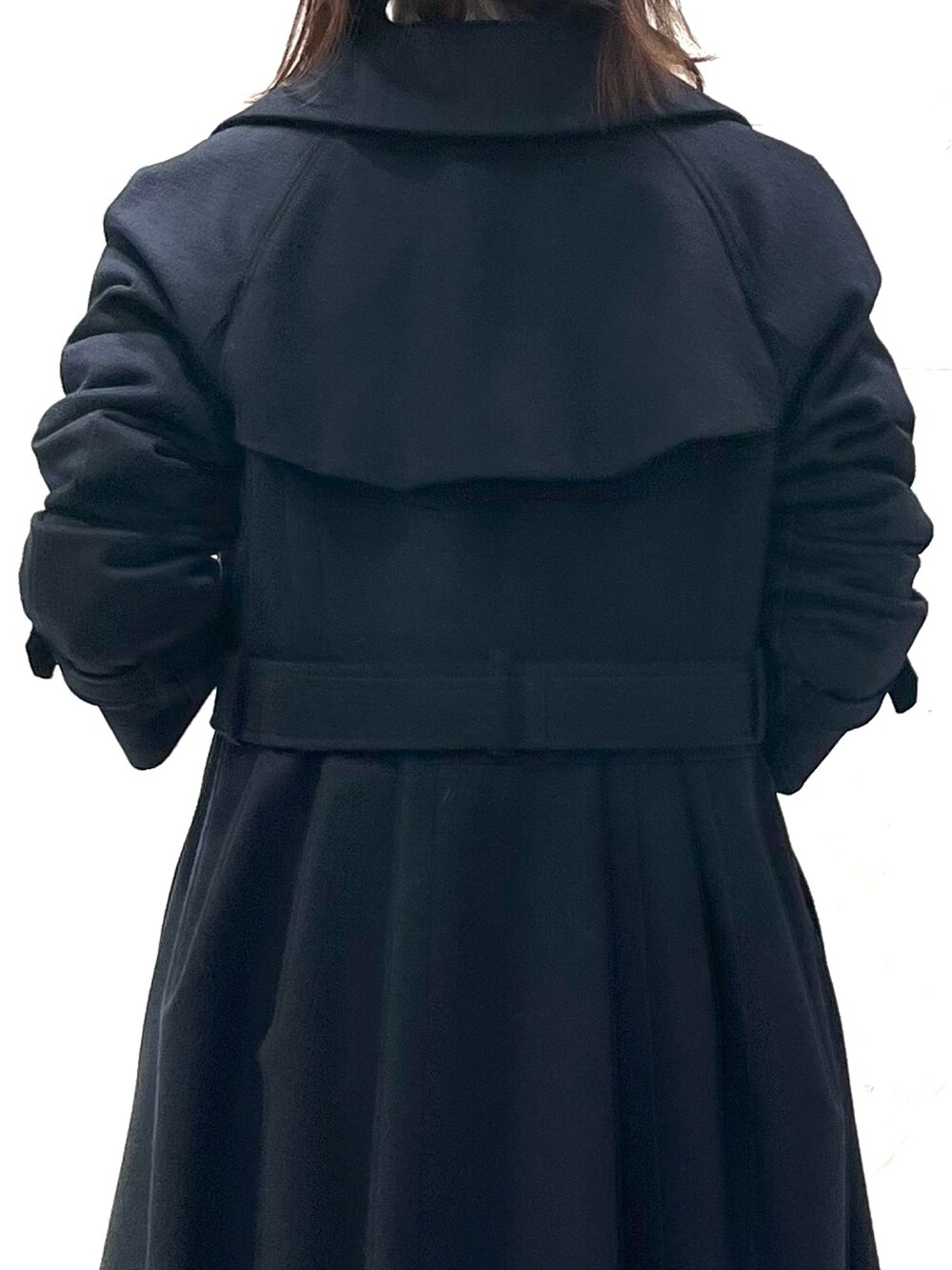 ピンク系のスカート、ホワイト系のニット/セーター、ブルー系のその他アウターを着用したレディースの冬コーディネートの5枚目の写真